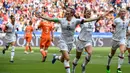 Striker Amerika Serikat, Megan Rapinoe, merayakan gol yang dicetaknya ke gawang Belanda pada laga final Piala Dunia Wanita 2019 di Stadion Lyon, Lyon, Minggu (7/7). AS menang 2-0 atas Belanda. (AFP/Phillippe Desmazes)
