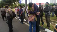 Sebanyak 620 demonstran di Surabaya dan Malang, Jawa Timur dilepas dan dikembalikan pada keluarga masing-masing. (Foto: Liputan6.com/Dian Kurniawan)