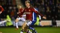 Striker Manchester United Rasmus Hojlund berlari dengan bola&nbsp;dalam pertandingan putaran ketiga Piala FA melawan Wigan Athletic di Stadion DW, Selasa, 9 Januari 2024. (Paul ELLIS / AFP)