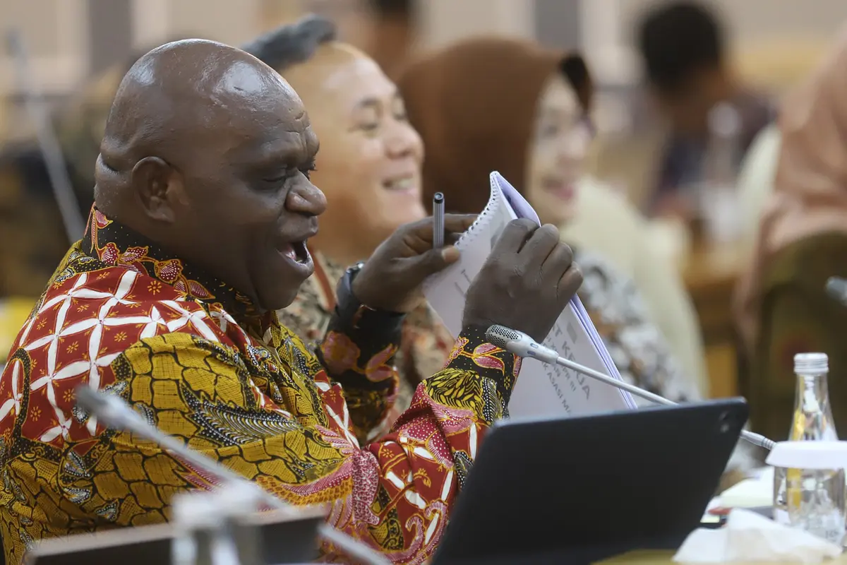 Hadir di Rapat Perdana Bersama Komisi XIII DPR RI, Menteri HAM Natalius Pigai Kenalkan Diri