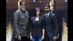 Aktor senior Bollywood, Amitabh Bachchan (kiri), Akshara Haasan (tengah) dan Dhanush (kanan) berpose saat acara promosi film terbarunya "Shamitabh" di London, Selasa (27/1/2015). (AFP PHOTO/Justin TALLIS)