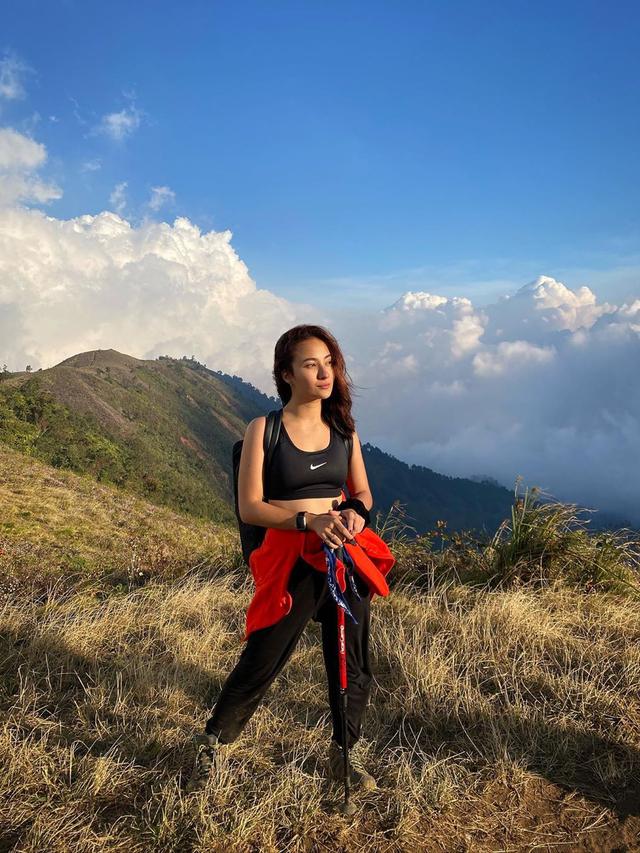 7 Potret Naomi Zaskia saat Ikut Mendaki Gunung Prau, Semangat Banget