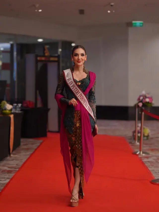 Gaya Ghina Raihanah saat Pakai Kebaya (Foto: Instagram @ghinarai)