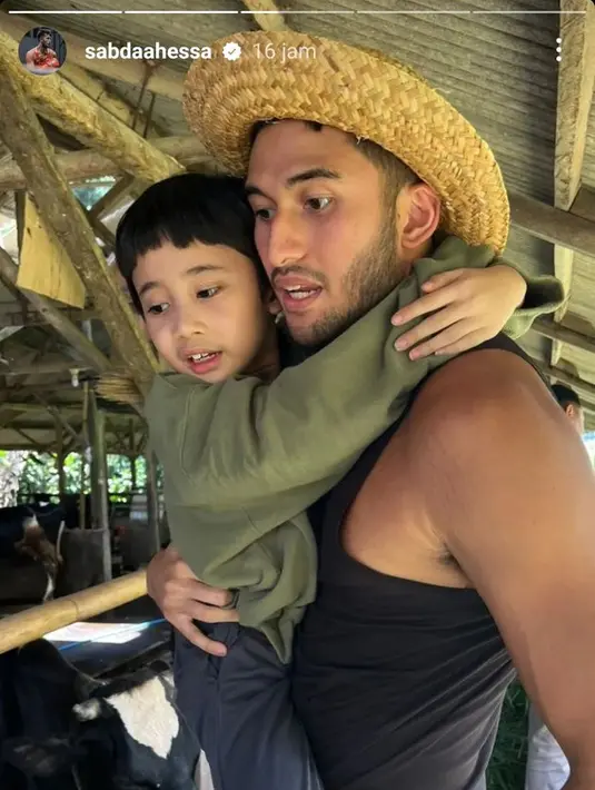 Jauh dari kesan modern khas perkotaan, rombongan mereka tampak melakukan sederet aktivitas menyenangkan. Salah satunya adalah menyambangi sapi-sapi di kandang. (instagram.com/sabdaahessa)