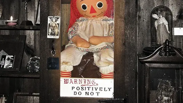 5 Potret Terkini Boneka Arwah Annabelle yang Asli di Museum, Terkunci Sejak 1970