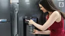 Model mengambil air dari dispenser Lemari es Multi Door LG di sebuah toko elektronik di Jakarta, Rabu (08/09/2021). Perusahaan elektronik asal Korea Selatan, LG memperkenalkan lemari es dilengkapi dengan dispenser air berteknologi UV Nano. (Liputan6.com/Fery Pradolo)