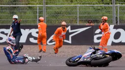 Bahkan tidak ada pemberitaan miring mengenai kerja marshal selama MotoGP Mandalika. Mereka sangat sigap bekerja utamanya setiap kali ada pembalap mengalami kecelakaan. (AFP/Bay Ismoyo)