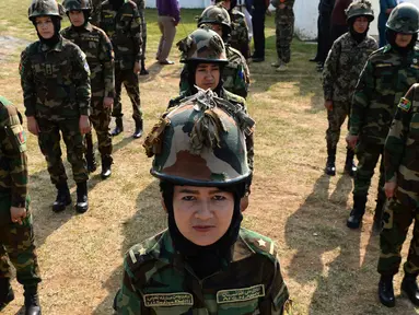 Para kadet perempuan Afghanistan berdiri dalam formasi selama sesi latihan militer di Chennai, Rabu (19/12). Sembilan belas kadet tentara Afghanistan perempuan mengambil bagian dalam program pelatihan militer India. (ARUN SANKAR / AFP)