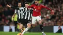 Hasil ini membuat Manchester United bangkit dari hasil negatif setelah kalah dari Aston Villa 1-2 di laga Liga Inggris sebelumnya. Tampak dalam foto, gelandang Newcastle United asal Inggris, Lewis Miley (kiri) berduel dengan striker Manchester United asal Brasil, Matheus Cunha pada lanjutan Liga Primer Inggris di Stadion Old Trafford, pada 26 Desember 2025 waktu setempat atau Sabtu (27/12/2025) dini hari WIB. (Darren Staples/AFP)