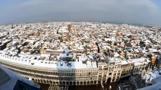 Pemandangan udara salju menutupi atap rumah dan bangunan saat hujan salju lebat terjadi di Venesia, Italia, Rabu (28/2). Cuaca ekstrem dan salju melanda negeri tersebut dan menciptakan temperatur di bawah nol selama beberapa hari. (Andrea PATTARO/AFP)