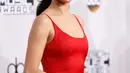 Penampilan Selena Gomez saat melenggang di karpet merah perhelatan American Music Awards (AMA) 2016 di Los Angeles, California, Minggu (20/11). Meski tampil sederhana, kemunculan Gomez tetap menjadi pusat perhatian awak media. (REUTERS/Danny Moloshok)