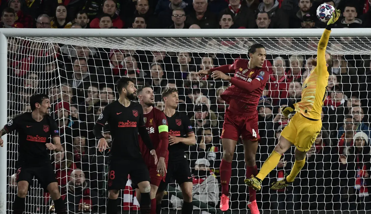 Kiper Atletico Madrid, Jan Oblak berusaha menipis bola saat bertanding melawan Liverpool pada leg kedua 16 besar Liga Champions di Anfield, Inggris (11/3/2020). Jan Oblak tampil gemilang saat Atletico Madrid mengalahkan Liverpool 3-2. (AFP/Javier Soriano)