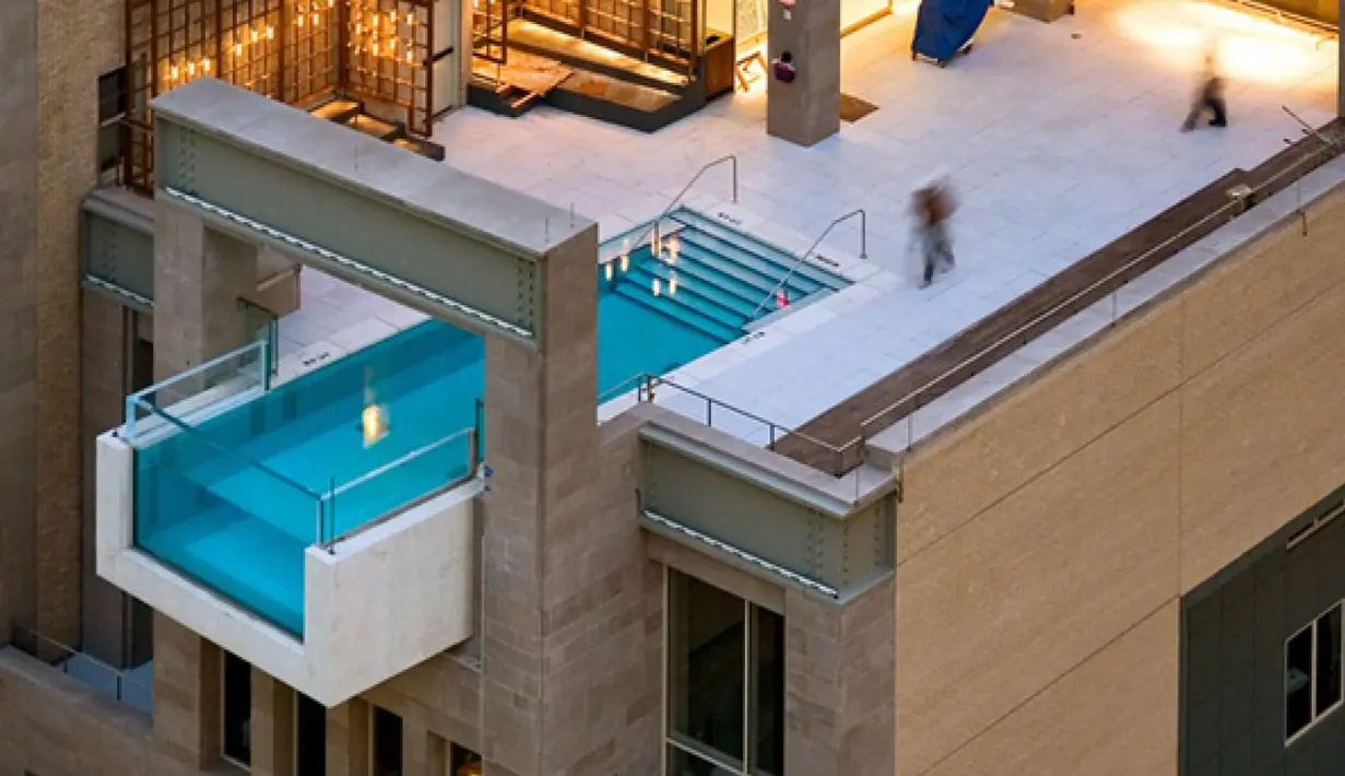 Hotel yang bernama Joule di Dallas, USA membuat kolam renang yang sangan menyeramkan. berada diata gedung bertingkat, kolam ini menjulur keluar gedung dan anda dapat langsung melihat bawah. Hati - hati ya kalau berenang di hotel ini. (www.heimdecor.co)   