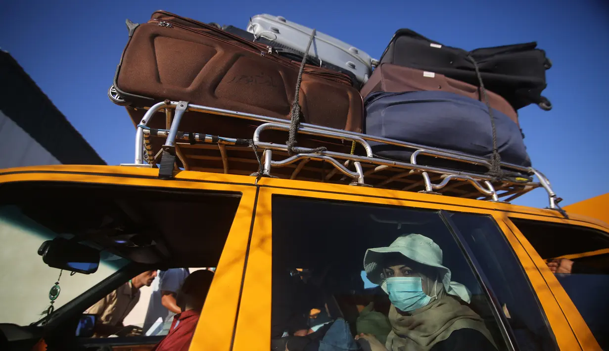 Warga Palestina duduk di dalam mobil sebelum meninggalkan perbatasan Rafah dengan Mesir di Kota Rafah, Jalur Gaza selatan (11/8/2020). Untuk kali pertama dalam lima bulan, Mesir membuka kembali titik penyeberangan Rafah di perbatasan dengan Jalur Gaza selatan selama tiga hari. (Xinhua/Khaled Omar)