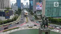 Kepadatan arus lalu lintas di ruas jalan Jenderal Sudirman, Jakarta, Kamis (7/3/2024). (Liputan6.com/Herman Zakharia)