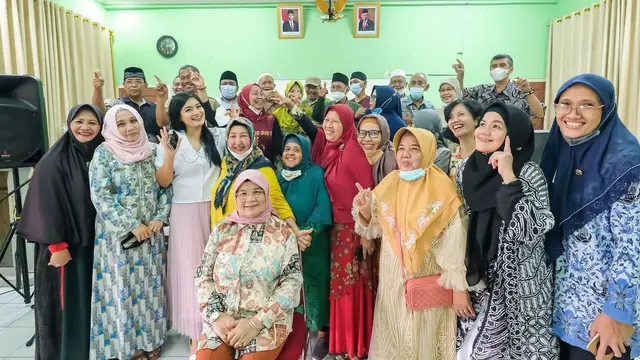 Titi Kamal berkunjung ke SMP dan SMA tempatnya sekolah dulu (Foto: Instagram/@titi_kamall)