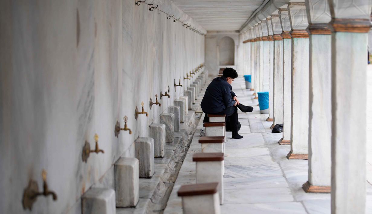Sebagai salah satu pencapaian paling terkemuka dalam arsitektur Turki Utsmani, Masjid Sultanahmet selama lebih dari empat abad terus berfungsi. Tampak dalam foto, seorang pria berwudu untuk salat selama bulan suci Ramadan di masjid Sultanahmet, Istanbul, Turki, Rabu 25 Februari 2026. (AP Photo/Emrah Gurel)