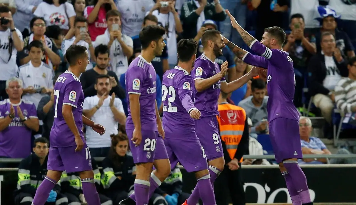Pemain Real Madrid merayakan gol kedua yang dicetak Karim Benzema ke gawang Espanyol pada laga La Liga 2016-2017 di Estadio Cornella-El Prat, Senin (19/9/2016) dini hari WIB. (AFP/Pau Barrena)