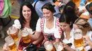 Sejumlah wanita bersulang dengan gelas berisi bir saat mengikuti festival minum bir tahunan dalam pembukaan Oktoberfest ke-182 di Munich, Jerman (16/9). Festival ini diadakan dari tanggal 16 sampai 3 Oktober 2017. (AFP Photo/dpa/Tobias Hase/Germany Out)