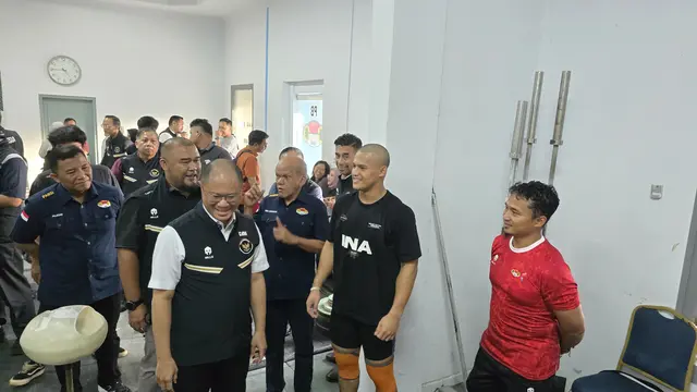 CdM SEA Games 2025 Bayu Priawan Djokosoetono bersama atlet angkat besi Indonesia