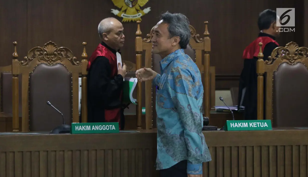 Terdakwa suap kepada mantan panitera PN Jakarta Pusat, Edy Nasution usai menjalani sidang pembacaan putusan di Pengadilan Tipikor, Jakarta, Rabu (6/3). Eddy dijatuhi hukuman 4 tahun penjara dan denda Rp200 juta. (Liputan6.com/Helmi Fithriansyah)