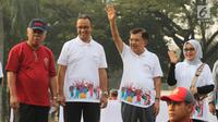 Wakil Presiden Jusuf Kalla didampingi Gubernur DKI Anies Baswedan dan Menteri PUPR, Basuki Hadi Moeljono melepas parade Asian Games 2018 di Monas, Jakarta, Minggu (13/5). Total jumlah peserta parade ini mencapai 4.800 orang. (Liputan6.com/Arya Manggala)