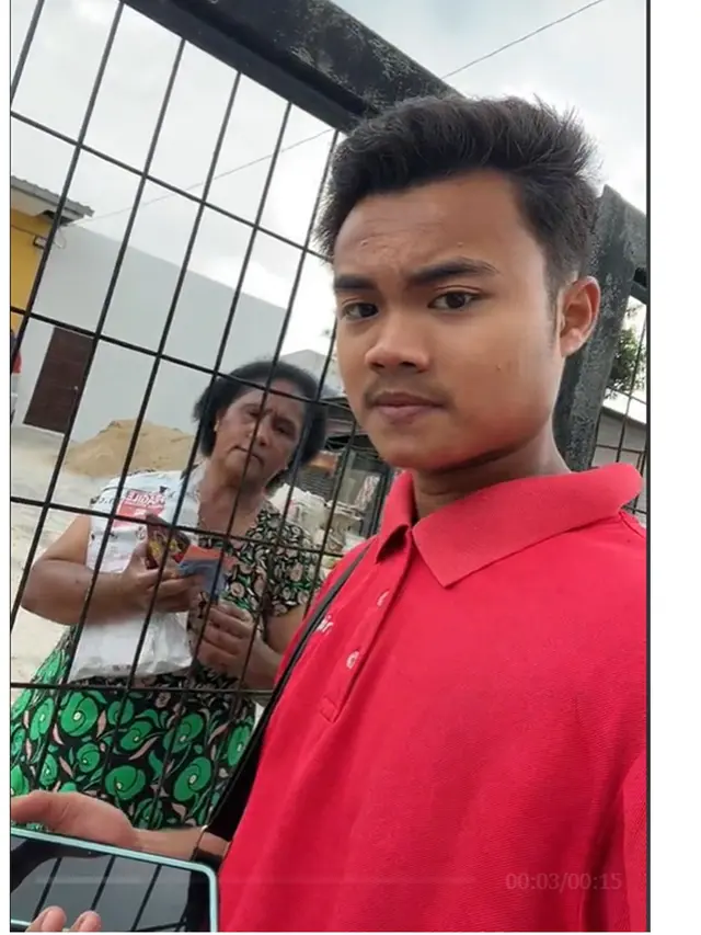 6 Potret Kocak Kurir Selfie Bareng Penerima Paket, Suka Dibikin Video