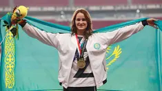 Atlet lompat tinggi Kazakhstan, Nadezhda Dubovitskaya mengibarkan bendera di podium setelah berhasil meraih perunggu di Asian Games 2018 di Jakarta, Kamis (30/8). (AP Photo/Bernat Armangue)