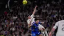 Hasil ini membuat Real Madrid tetap tertahan di posisi kedua dengan 26 laga yang sudah dimainkan dengan 60 poin. Tampak dalam foto, Adrian Liso dari Getafe melompat untuk merebut bola dari Brahim Diaz dari Real Madrid saat pertandingan pekan ke-26 La Liga 2025/2026 di Stadion Bernabeu, Madrid, Spanyol, Senin 2 Maret 2026 waktu setempat atau Selasa (3/3/2026) dini hari WIB. (AP Photo/Manu Fernandez)