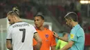 Wasit Undiano Mallenco mencoba menenangkan adu mulut antara bek Belanda, Kenny Tete, dengan pemain Austria, Marco Arnautovic. (Bola.com/Reza Khomaini)