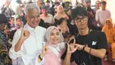 <p>Calon Presiden nomor urut 3, Ganjar Pranowo bersama istrinya Siti Atiqoh Supriyanti dan putranya Muhammad Zinedine Alam Ganjar (kiri ke kanan) menunjukkan jari-jari mereka usai memberikan suara dalam pemilihan umum (Pemilu) serentak 2024 di Semarang, Jawa Tengah pada 14 Februari 2024. (JUNI KRISWANTO/AFP)</p>