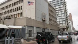 Sejumlah kendaraan melintas di luar kedutaan AS di Tel Aviv (6/12). Menyusul pernyataan soal Yerusalem menjadi ibu kota Israel, Donald Trump menyerukan agar kedubes AS di Tel Aviv segera dipindah ke Yerusalem. (AFP Photo/Jack Guez)