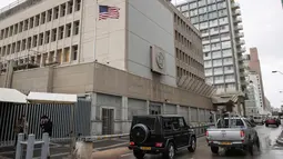 Sejumlah kendaraan melintas di luar kedutaan AS di Tel Aviv (6/12). Menyusul pernyataan soal Yerusalem menjadi ibu kota Israel, Donald Trump menyerukan agar kedubes AS di Tel Aviv segera dipindah ke Yerusalem. (AFP Photo/Jack Guez)