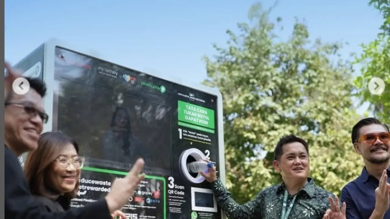 Usaha Pengelola Candi Borobudur Daur Ulang Sampah Botol Plastik dengan Vending Machine