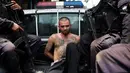 Pemimpin geng Gustavo de Jesus Vasquez Nerio alias "El Tigre" saat berada dimobil polisi setelah penangkapannya di Colon, El Salvador 30 Mei 2016. (REUTERS/Jose Cabezas)