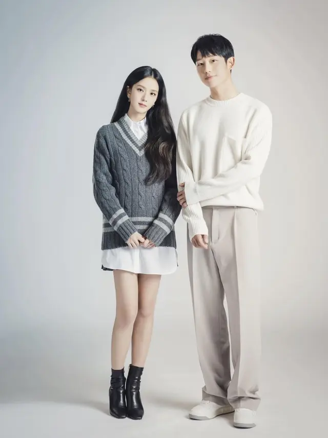 Potret Jisoo bersama Jung Hae In saat membintangi drama Snowdrop (Dok. Instagram @snowdrop.drama)