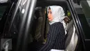 Widya Kandi Susanti saat memasuki mobil usai menjalani pemeriksaan di Gedung KPK, Jakarta, (17/2). Susanti diperiksa sebagai saksi dalam kasus dugaan suap terkait proyek di Kementerian Pekerjaan Umum dan Perumahan Rakyat. (Liputan6.com/Helmi Afandi)
