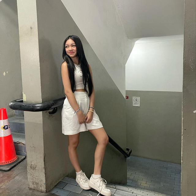 6 Potret Terbaru Naura Ayu, Disebut Miliki Vibes Member NewJeans