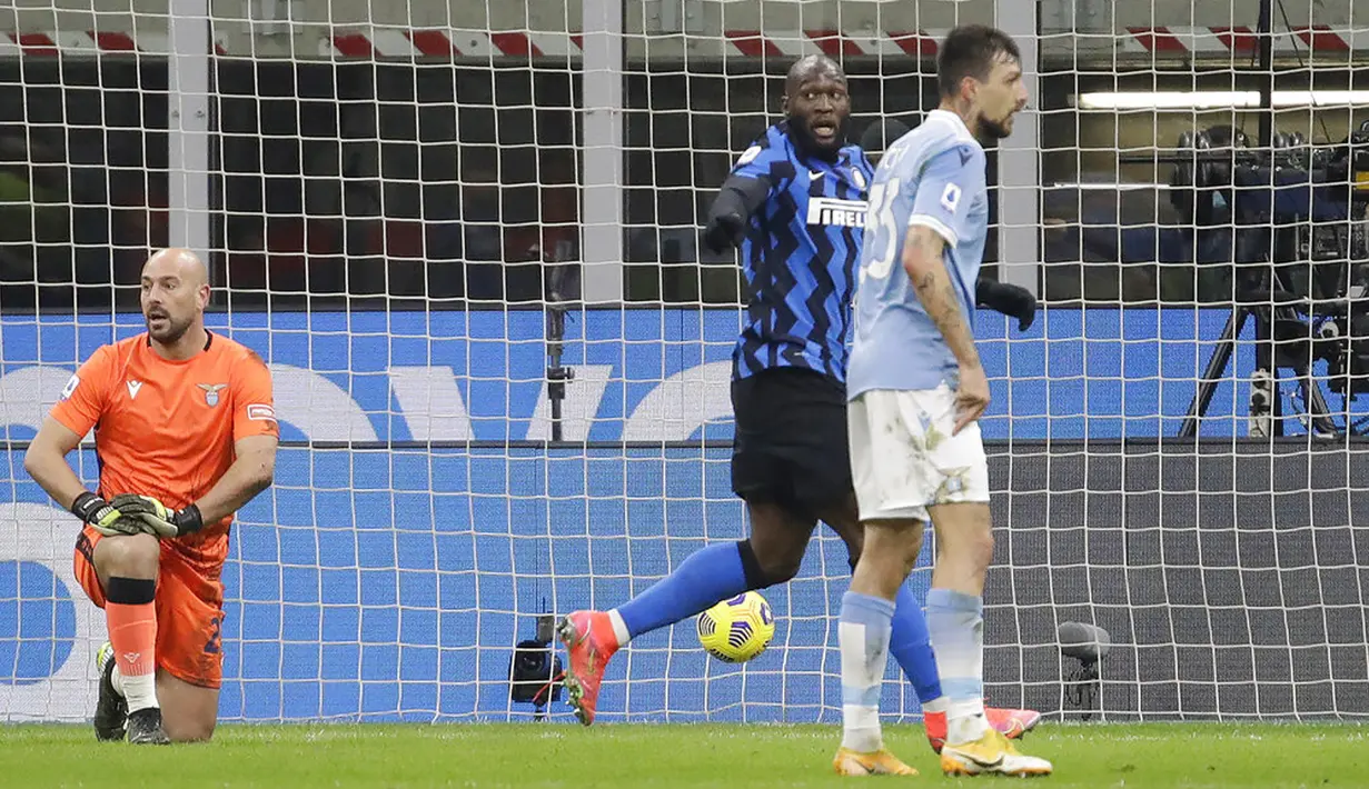 Pemain Inter Milan Romelu Lukaku (belakang kanan) mencetak gol ke gawang Lazio pada pertandingan Liga Italia di Stadion San Siro, Milan, Italia, Minggu (14/2/2021). Inter Milan akhirnya menggusur AC Milan dari puncak klasemen Liga Italia usai mengalahkan Lazio 3-1. (AP Photo/Luca Bruno)