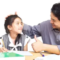 Membesarkan anak tidak hanya soal memberi kasih sayang, tetapi juga membekali mereka dengan keterampilan hidup yang penting. (foto/dok: freepik/jcomp)