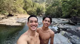 Sering liburan bareng, dalam beberapa unggahan Instagramnya, tidak jarang ayah dan anak ini liburan bareng menikmati alam. Seperti beberapa waktu belakangan ini keduanya mengunjungi sebuah sungai dengan air terjun (Liputan6.com/IG/@andrew.white._)