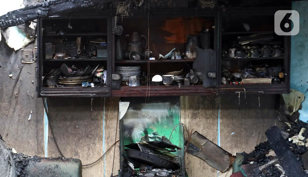 Akibat peristiwa ini, warga sekitar memadati jalanan dekat lokasi kebakaran. (Liputan6.com/Herman Zakharia)