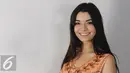 Gulcin Toncuk, pemeran Zeynep atau Zaenab tebar pesona saat berpose kantor Liputan6.com, Jakarta, Senin (24/8/2015). Gulcin sempat mengungkapkan pengalamannya selama di Indonesia, termasuk mencicipi makanan khas Tanah Air. (Liputan6.com/Faisal R Syam)