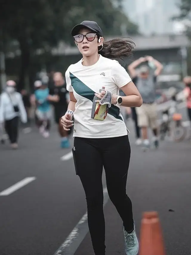 7 Potret Dian Sastrowardoyo saat Olahraga, Disebut Miliki Body Goals