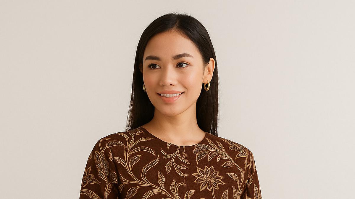 7 Model Tunik Batik Belah Panjang yang Lagi Tren, Tampil Modis di Berbagai Acara