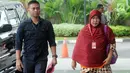 Panitera Pengganti PN Tangerang Tuti Atika dikawal petugas menuju gedung KPK untuk menjalani pemeriksaan, Jakarta, Selasa (24/4). (Merdeka.com/Dwi Narwoko)