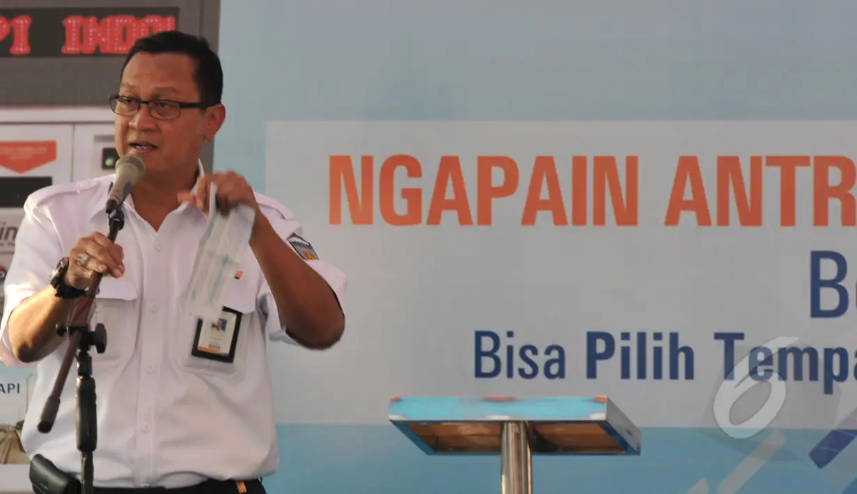 Direktur Utama PT Kereta Api Indonesia (KAI) Edi Sukmoro memberikan keterangan seputar kios elektronik saat peluncurannya di  stasiun Senen, Jakarta, Jumat (13/3/2015). (Liputan6.com/Johan Tallo)