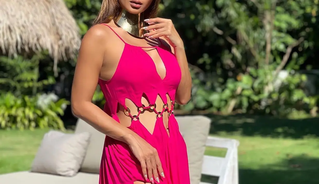 Busana vibrant yang dikenakannya ini membuat kulit eksotisnya kian terpancar. @indahkalalo.