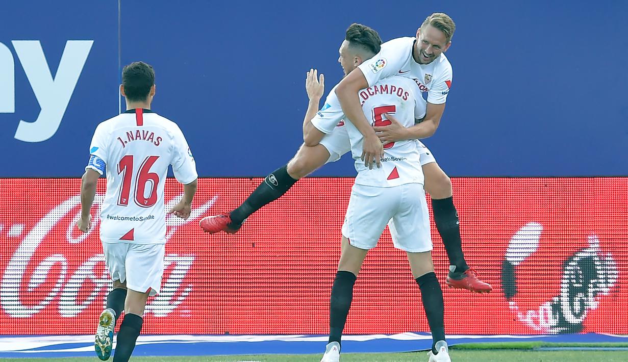 Pemain Sevilla merayakan gol yang dicetak oleh Luuk De Jong saat melawan Levante pada laga La Liga di Estadio Camilo Cano, Selasa (16/6/2020). Kedua tim bermain imbang 1-1. (AFP/Jose Jordan)