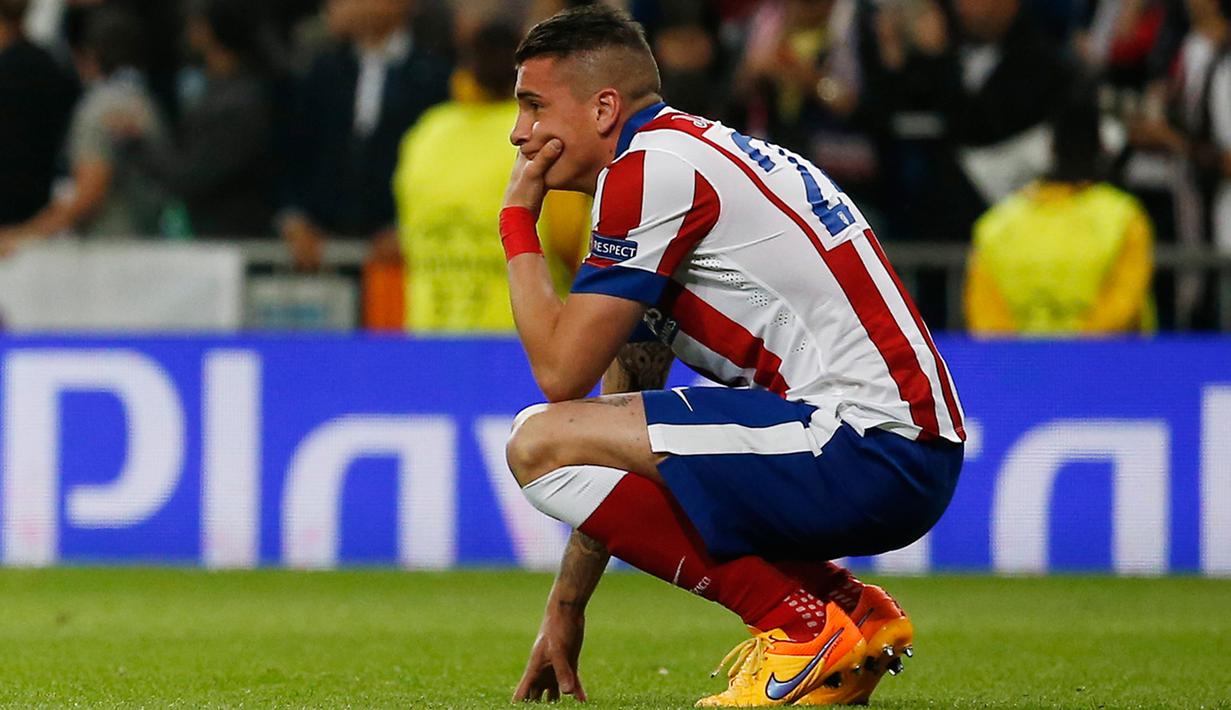 Bek Atletico Madrid, Jose Maria Gimenez terlihat sedih usai timnya dikalahkan Real Madrid di leg kedua 8 besar Liga Champions di Santiago Bernabeu Stadium, Kamis (23/4/2015). Real Madrid menang 1-0 atas Atletico Madrid. (Reuters/Juan Medina)